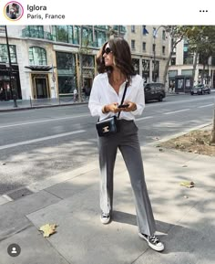 Grey Trousers Outfit, Leg Trousers Outfit, Trousers Women Outfit, Wide Leg Trousers Outfit, 00s Mode, Converse Outfits, Trousers Outfit, Mode Tips, Trouser Outfit