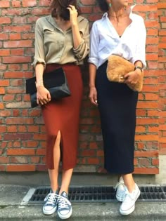 Looks despojados com Saia Midi Rok Outfit, Tennis Shoes Outfit, Teenage Outfits, Outfit Chic, Skirt Denim, Trendy Skirts, Skirt Midi, Skirt Mini, Inspired Outfits