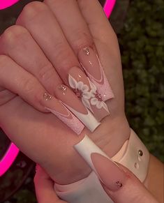 Nails For Damas, Acrylic Nails Without Rhinestones, Pink And White Nail Set, Classy Baddie Nails White, Pink Acrylic Nails Rhinestones, Nails Inspiration Rhinestone, Latina Acrylic Nails Pink, Long Square Acrylic Nails Designs Bling, Nail Designs Latina