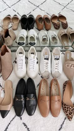 Capsule Wardrobe Shoes, Neutral Capsule Wardrobe, Classy Yet Trendy, Work Shoes Women, Fashion Capsule Wardrobe, Elegante Casual, Mode Casual