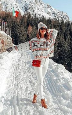 Manali Outfit Ideas, Snow Outfits For Women, Kashmir Trip, Tourist Outfit, Snow Photoshoot, Weather Snow, Winter Travel Outfit, Snow Photography, Stylish Winter Outfits