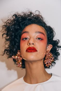 metallic tinsel earrings!? Editorial Make-up, Fashion Week Backstage, Mekap Mata, 얼굴 그리기, Smink Inspiration, Editorial Makeup, Red Lipstick, Face Art, Beauty Inspiration