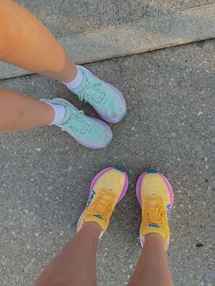 Hoka, running, colorful, bright, happy Hokas Outfit Ideas, Hoka Aesthetic, Marley Core, Hoka Outfit, Runner Motivation, Running Fits, Runners Motivation