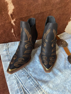 Western Slip On Booties6 Barn Boots, Cute Cowgirl Boots, 2024 Moodboard, Girl Cowboy Boots, Country Stuff, Embroidered Boots, Western Boots Women, Western Booties, Best Jeans