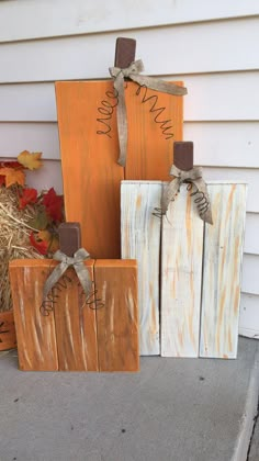 three wooden blocks are stacked on top of each other and tied with burlocks