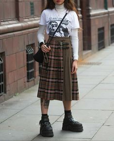 Midi Skirt Outfit Aesthetic, Tartan Skirt Outfit, Tartan Outfit, Neo Goth, Streetwear 2024, Epic Outfits, Vivian Westwood, Fashion 2025, Characters Outfits