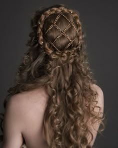 Renaissance hairstyles are gracefulimposing and will transform you into a hard to ignore presenceGet ready to shine with a marvelous medieval look Women's Haircuts, Haircuts Women, Fest Outfits, Haircut Styles, Women's Hairstyles, Natural Hair Styles Easy