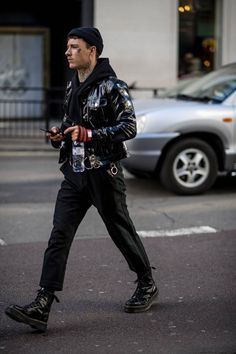 London Fashion Week Street Style Men, Man Street Style, London Fashion Week Mens, London Fashion Weeks, Mens Fashion Urban, Estilo Punk, Men Street, Black Women Fashion, Biker Style