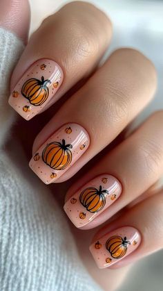 Easy Pumpkin Nail Designs, Cutesy Fall Nails, Fallnails Short, October Nails Pumpkin, Aesthetic Fall Nails Short, Short Pumpkin Nails, Halloween Nail Art Short, Fall Nails Pumpkin Design, Pumpkin Manicure