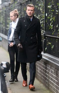 Beckham Style Gentleman Mode, David Beckham Style, Workout Man, Winter Trench, Black Overcoat, Costume Noir, Trench Coat Men, Traje Casual, Sharp Dressed Man