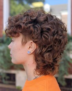 Mullet Haircut Woman, Hair Salon Ideas, Queer Hair, Male Haircuts Curly, Curly Mullet, Thick Curly Hair, Hair Inspiration Short