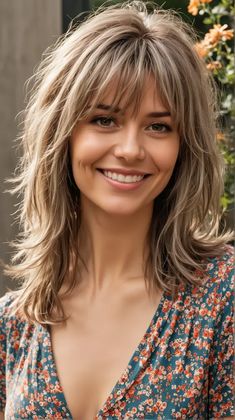 Bangs For Thick Hair Round Face, Haircuts That Frame Your Face, Modern Day Shag, Shaggy Medium Hair With Bangs, Face Framing Layers With Bangs, Medium Hairstyles With Bangs, Medium Shaggy Hairstyles, Easy Hair Cuts