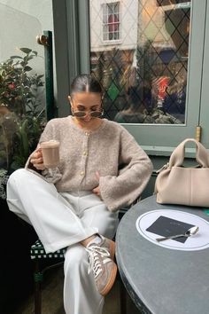 Casual outfit Check more at https://beautyfashionideas.com/fashion/casual-outfit/ Looks Adidas, Adidas Samba Outfit, Elegant Classy Outfits, Samba Outfit, Chique Outfits, Looks Party