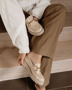 Nude Winter Shoes, Beige Moccasins Outfit, Chunky Loafers Casual Outfit, How To Style Beige Loafers, Off White Loafers Outfit, Ivory Loafers Outfit, Women Work Shoes Office Style, Outfits With White Loafers, White Platform Loafers Outfit