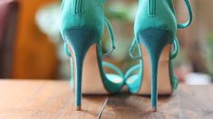 How to repair your scuffed suede heels Flocking Powder, Diy Heels, Heel Repair, Shoe Refashion, True Fact, Shoes Hack, Old Shoes, Making Life Easier, Blonde Brunette