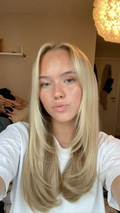 Long Blonde Hair With Face Framing Layers, Tan Skin Strawberry Blonde Hair, Scandinavian Hairstyles Woman, Longer Curtain Bangs Straight Hair, Blonde Hair Front Layers, Blonde Hair Face Framing Layers, Lightly Layered Hair Medium, Haircuts For Straight Blonde Hair, Hair Cuts For Blonde Hair