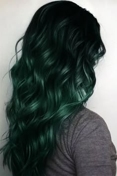 37 hair colours that won’t break the office dress code - Her World Singapore Dark Green Hair, Ombre Hair Extensions, Balayage Blonde, Fresh Hair, Winter Hair Color, Long Wavy Hair, Hair Color Dark, Strawberry Blonde