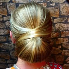 Whitley Lyon of Cowan and Co offers the HOW TO for this sleek and chic chignon, the perfect bridal look. Chignon Updo, Sleek Updo, Hair Upstyles, Hair Things, Nice Hair, Hair Styles 2017