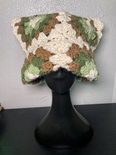 a crocheted hat sitting on top of a mannequin head