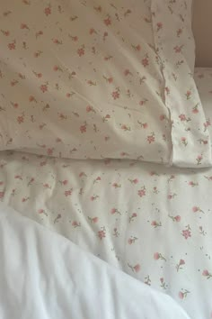 aesthetic floral ditsy bedding, cozy and aesthetic Floral Coquette Bedding, Coquette Bed Sheets Amazon, Pink Flowers Bed Sheets, Floral Bedsheets Coquette, Korean Bedsheets Aesthetic, Bedroom Floral Bedding, Dainty Flower Bedding, Pink Bedsheets Aesthetic, Cute Floral Bed Sheets