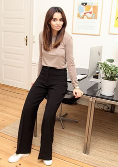 OFFICE DAYS Business Casual Sneakers, Outfit Trabajo, Sneakers To Work, Sneakers Outfit Work, How To Wear Sneakers, Office Casual Outfit, Minimalist Dresses, Quick Outfits