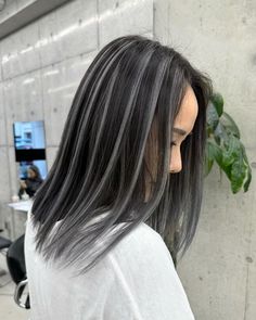 Hush Cut, Straight Hair Highlights, Carmel Highlights, Highlights On Brown Hair, Haircut Gray Hair, Short Dyed Hair, Chestnut Brown Hair, Short Hair Highlights, White Instagram