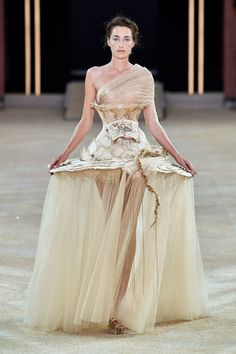 Guo Pei Fall 2019 Couture Collection - Vogue Yiqing Yin, Fashion Show Collection, Vogue Paris, Couture Dresses, Fashion Pictures, Rococo