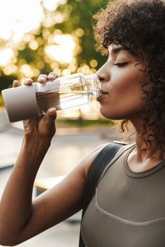 We all know how important it is to drink water. In fact, you might already be getting adequate amounts of water, but can the amount you need to stay hydrated change seasonally?Should you drink more water in summer? After all, temperatures are higher, and the sun is blazing. As it turns out, yes, you should be upping your water intake... Uses Of Water Images, Person Drinking Water, Drinking Water Photography, Cinematic Reels, Nature Editorial, Woman Energy, Blast Belly Fat, Water Hydration, Water Challenge