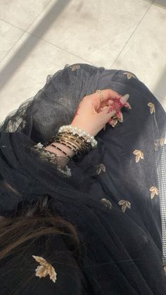 Mehndi Hand Snap, Aesthetic Dps, Mehndi Hand, Hand Snap, Eid Mehndi, Aesthetic Profile Picture Cartoon Soft, Hands Aesthetic, Pretty Henna, Boys Dps