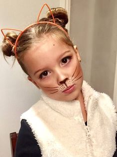 Cat Face Makeup, Carnaval Make-up, Maquillage Halloween Simple, Kitty Face Paint, Obličejové Masky, Cat Halloween Makeup, Cat Makeup Halloween, Diy Costumes Kids