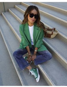 Evergreen Fashion, Green Blazer Outfit, Bright Blazer, Blazer Outfits Casual, Blazer Outfits For Women, Green Sneakers, Green Blazer, Mode Casual