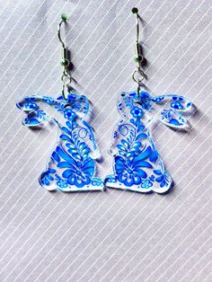 Hey Spooky Babes! They are beautiful blue floral bunny rabbit earrings, with image on both sides, on nickel free, fish hook ear wires. Perfect for Easter  They measure 2.5 inches long and 1 inch wide Have gauges?? I can put most designs on a hoop to go through your tunnels! I can also put most designs on studs, clip-ons etc, just message me and I'll be happy to help!! Orders of $30 or more will receive Free Standard Shipping, upgraded shipping can be purchased on request. Buy 2 or more items to get  a Free surprise gift!!  The more items you buy, The more  free surprises you'll receive! Free enamel pins, horror magnets, stickers, earrings, keyrings and more! Follow me on Instagram for shop updates and more! And please, if you love your purchase, tag me in your stories! Thank you! @JPginger Easter Bunny Earrings, Rabbit Earrings, Easter Earrings, Bunny Earrings, China Patterns, Earrings Unique, Surprise Gift, Earring Patterns, Floral Earrings