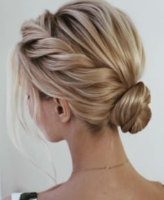 Short Hair Up, Prom Hairstyles For Short Hair, Low Bun, Penteado Cabelo Curto, Short Hair Updo, Braids For Short Hair, Wedding Hair And Makeup, Elegant Hairstyles, Homecoming Hairstyles