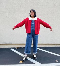 Dungarees Work Outfit, Powder Blue And Red Outfit, Autumn Dungarees Outfit, Colorful Layering Outfits, Winter Outfits With Color, Layered Street Style, Colorful Outfits Winter, Quirky Winter Outfits, Overall Winter Outfit