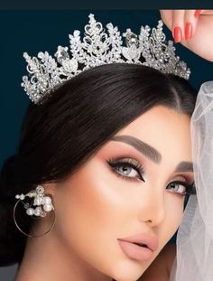 Boutique Couture, Lipstick Gloss, Braut Make-up, Foundation Powder, Eyeshadow Lipstick, Lash Glue, Bridal Look, Bridal Crown, Headpiece Wedding