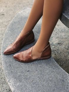 Sukienki Maksi, Trends Shoes, Pointed Flats Shoes, Spring Fashion Casual, Pointed Flats, Shoe Closet, Crazy Shoes, Shoe Obsession, Mode Vintage