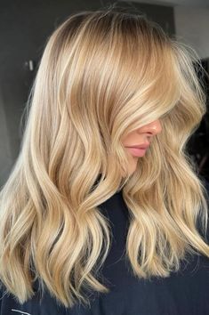 This rich butter blonde hairstyle has lots of soft, natural-looking waves that give it a nice look of movement. The warm, creamy colors of the dye blend together really well, making the hair's texture and volume look fuller. With some subtle lighter pieces and how the stylist cut it into nice layers, this style is very - Click to see more of Get Inspired: 30 Stunning Butter Blonde Hair Ideas You Can't Resist and follow us for more hairstyle ideas. // Photo Credit: Instagram @the.mane.collective Summer Honey Blonde, Warm Honey Blonde Highlights, Partial Balayage Blonde, Bright Honey Blonde Hair, Bright Golden Blonde, California Blonde Hair Sun Kissed, Wheat Blonde, Butter Blonde Hair