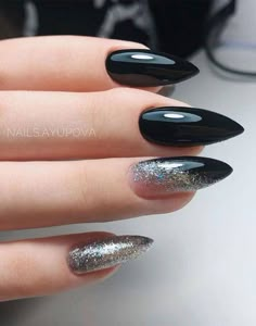 Wedding Nails Design Black, Manicure Dark Colors, Black Nails Chrome Design, Unique Black Nail Designs, Elegant Dark Nails, Black Nail Art Designs Unique, Black And Holographic Nails, Nails Dark Design, Chrome And Black Nails