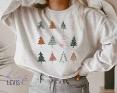 Crew Neck Sweatshirt Cricut, Cute Vinyl Sweatshirts, Winter Sweatshirts Vinyl, Cute Sweatshirt Designs Embroidery, Cute Vinyl Shirts Women Winter, Sweater Ideas Vinyl, Christmas Sweaters Vinyl, Simple Christmas Sweatshirt, Christmas Sweater Vinyl