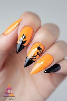 Get into the spooky Thanksgiving spirit with these bold orange and black nails featuring bat designs. 🎃 Perfect for those who love a little edge to their festive look. Find more creative nail ideas at nailhow.com and don’t forget to save this pin! Spooky Halloween Nails, Black Spiders, Scream Halloween