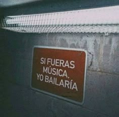 a red sign that reads si fueras musica yo baileria on it