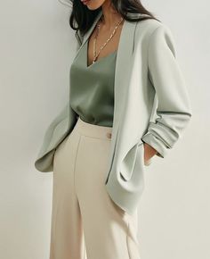 Business Outfits Women, Beige Pants, Business Casual Outfits For Work, Classy Work Outfits, Wedding Guest Outfit Summer, Stylish Work Outfits, Meryl Streep, Business Outfit, Casual Work Outfits