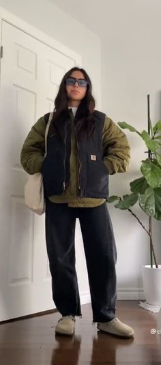 Fall To Winter Transition Outfits, Winter Fits Women Aesthetic, Laid Back Outfits Casual Chic, Dark Green Puffer Vest Outfit, Women In Carhartt, Carhartt Woman Outfit, Exhibition Opening Outfit, Winter Streetwear Outfits Cold, Autumn Jacket Outfit