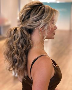 12 Hot Wedding Hair Trends 2021/2022 ❤Make sure to switch up your game this wedding season with the best wedding hair trends for 2021/2022 from our updated collection. #weddingforward #wedding #bride #WeddingHairstyles #WeddingHairTrends Ponytail Bridal Hair, Bridesmaid Ponytail, Volume Ponytail, Bridemaids Hairstyles, Wedding Hair Trends, Curly Hair Trends, Elegant Ponytail