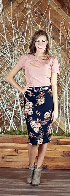 Love this outfit. msw Teacher Skirt, Pencil Skirt Outfit, Modest Dresses For Women, Modest Clothing Women, Skirts Floral, Pattern Skirt, Modest Bridesmaid Dresses, Floral Pencil Skirt, Skirt Floral