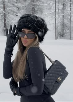 Fur Hat Outfit, Mode Au Ski, Ski Trip Outfit, Winter Travel Outfit, Ski Outfit, Winter Inspo, Winter Fashion Outfits Casual, Snow Outfit