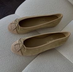 Chanel Winter, Cream Outfit, Fantastic Shoes, Fashion Capsule Wardrobe, Ballerina Shoes, Swag Shoes, Gorgeous Shoes, Shoe Closet