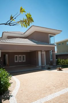 a house that is in the middle of a driveway