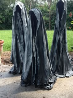 DIY Halloween Aesthetic Decor which are fright-worthy Creepy Cloth Outdoor Decor, Demonic Halloween Decorations, Dungeon Decorations Halloween, Spooky Walk Ideas, Halloween Decor Graveyard, Scary Graveyard Decorations, Front Yard Haunted House Ideas, Haunted Tent Ideas, Scary Yard Halloween Ideas