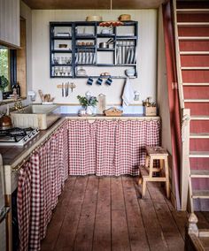 Beata Heuman, English Decor, Cabin Kits, Shaker Kitchen, Scandinavian Home, Open Plan Kitchen, Simple House, Summer House, Kitchen Renovation